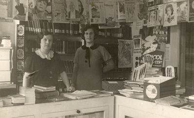 811499 Afbeelding van E.W. Slot-Blijenberg (links) en haar schoonzuster W.H. Slot in de Kantoorboekhandel en ...